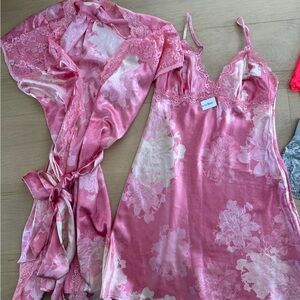 New with tags! Elegant Pink Floral Women's Nightgown and Robe Set